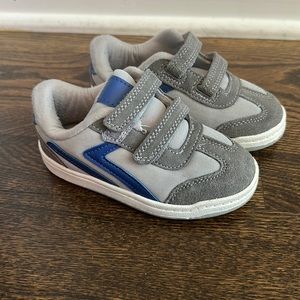 Cat & jack toddler boy sz 9 sneakers